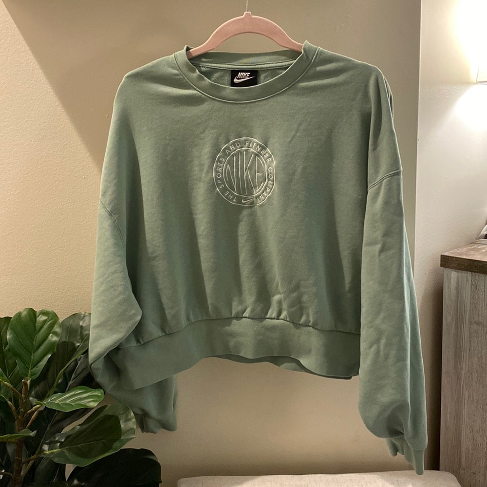 Medium Nike Cropped Crew Neck Sweatshirt